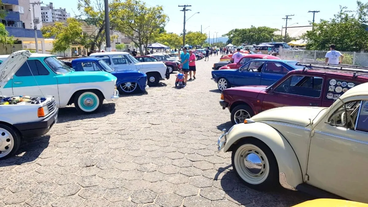 Clássicos MF realiza 6ª exposição de carros antigos