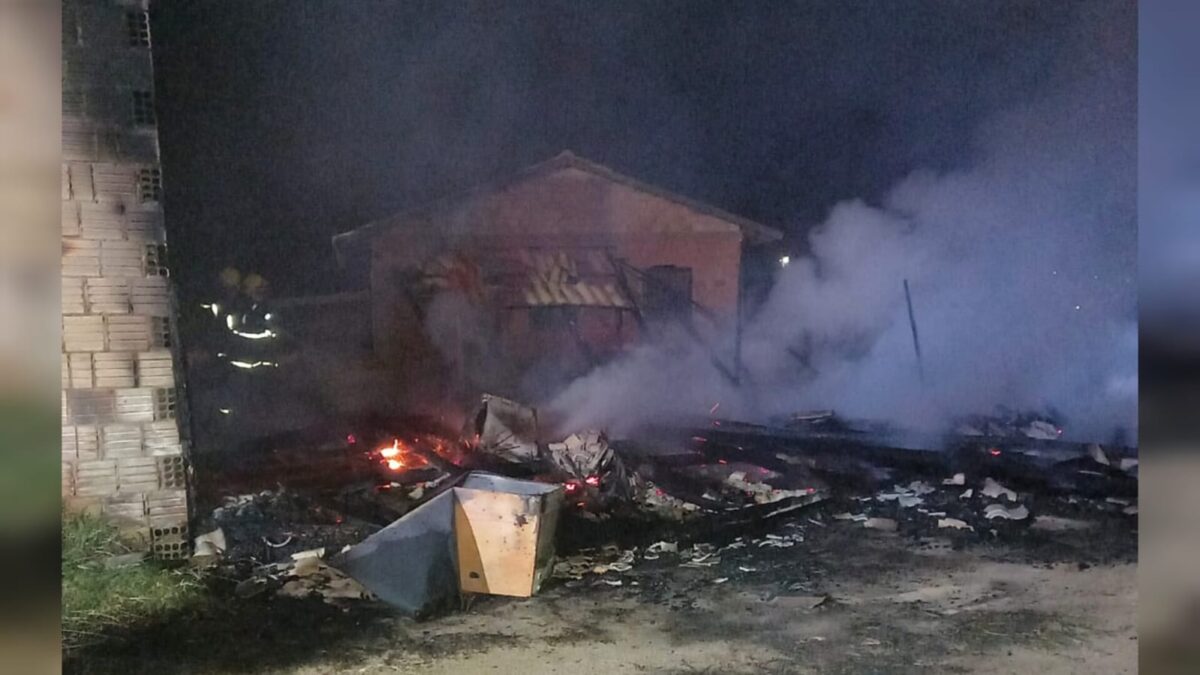 Bombeiros de Morro da Fumaça combatem incêndio em residência