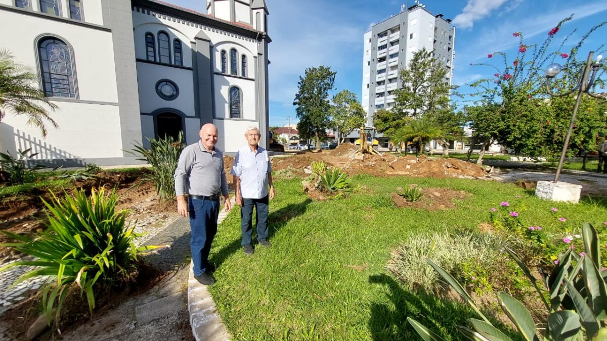 Trabalhos seguem para revitalização da praça da Igreja Matriz São Roque