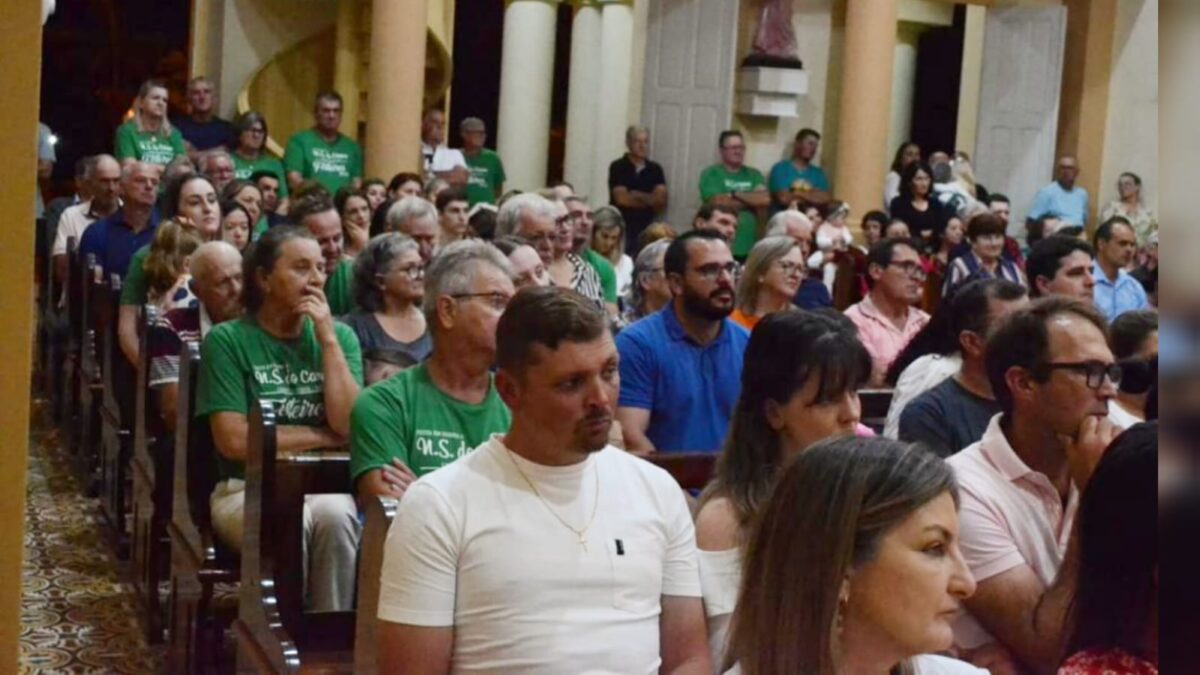 Fiéis prestigiam quarta novena da Festa de Nossa Senhora do Carmo