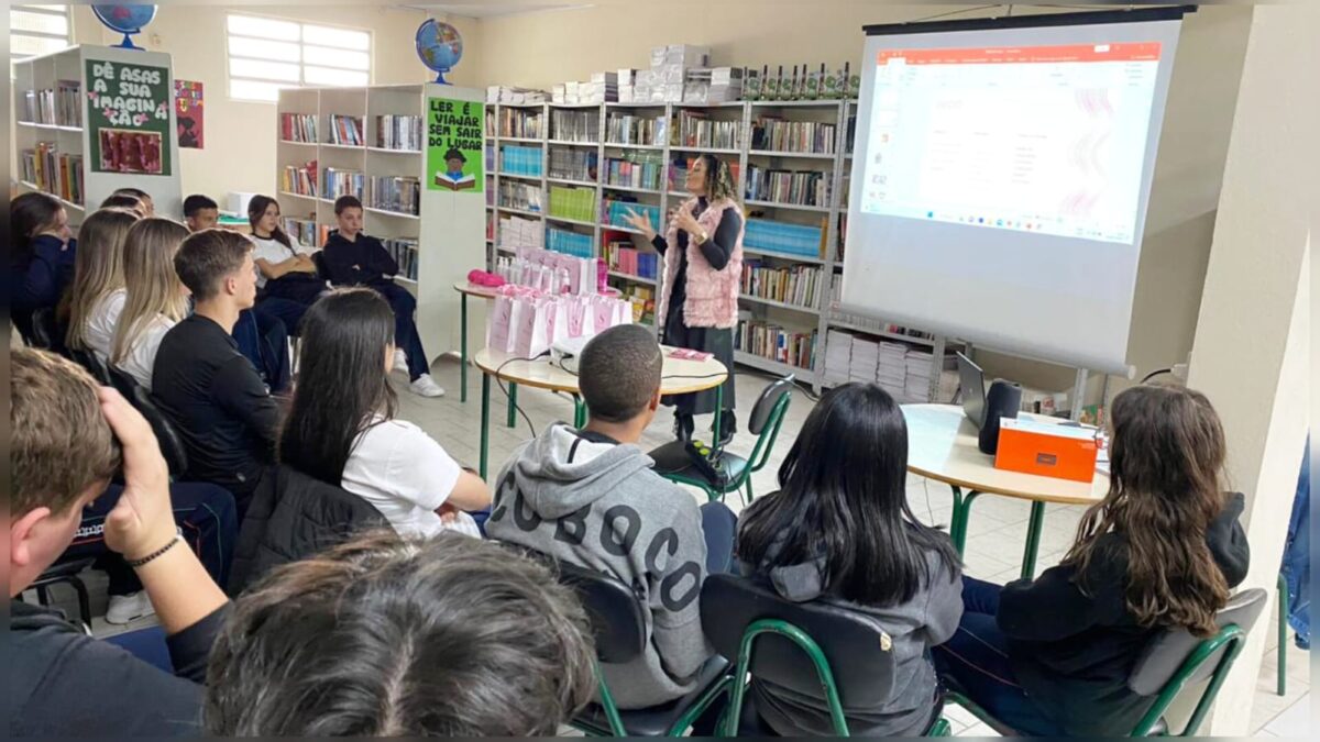 Alunos da Escola Princesa Isabel conhecem dicas de empreendedorismo com ex-aluna