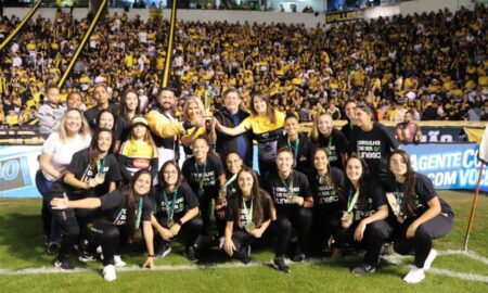 Meninas Carvoeiras celebram título e fazem entrega simbólica de troféu à Unesc