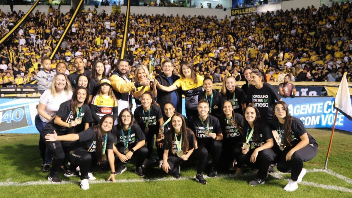 Meninas Carvoeiras celebram título e fazem entrega simbólica de troféu à Unesc