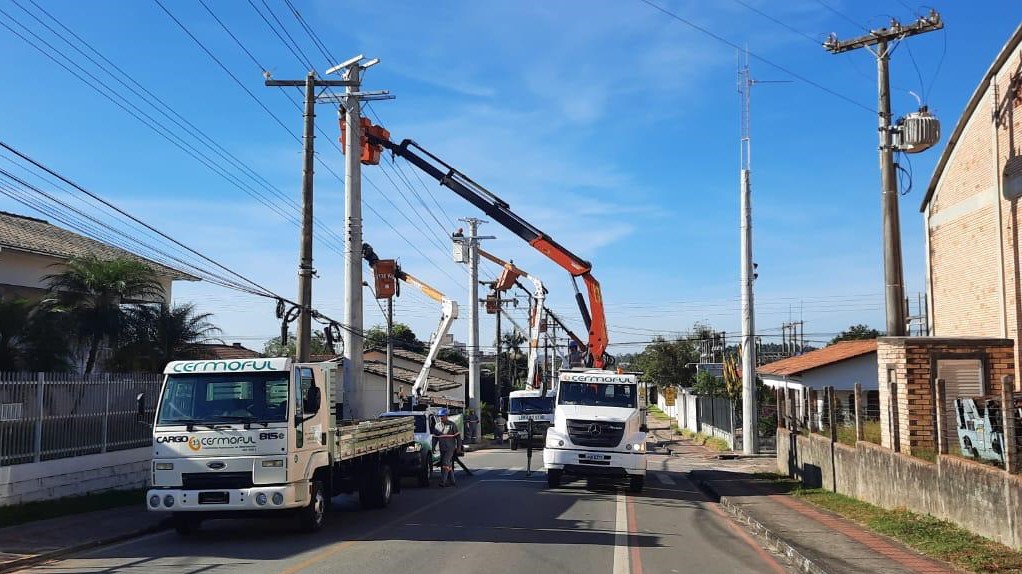 Nova subestação da Cermoful avança com instalação de postes de grande porte