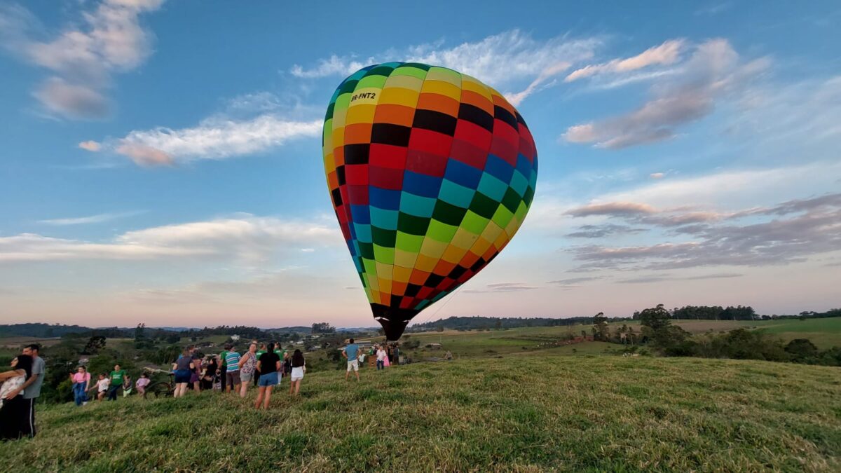 Festeiros realizam voo de divulgação do Festival de Balonismo