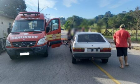 Bombeiros de Morro da Fumaça atendem feridos em acidente entre carro e moto