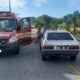 Bombeiros de Morro da Fumaça atendem feridos em acidente entre carro e moto