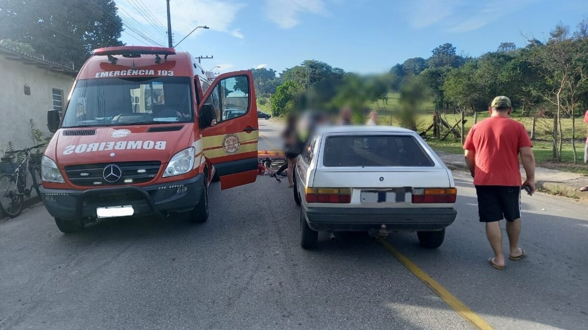 Bombeiros de Morro da Fumaça atendem feridos em acidente entre carro e moto