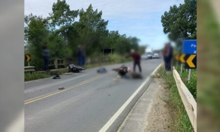 Corpo de Bombeiros atende colisão frontal entre motos