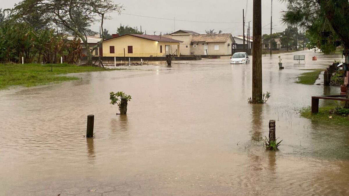 Chuva intensa causa transtornos no Balneário Esplanada