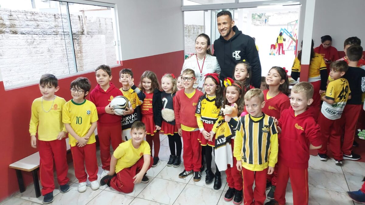 Jogador do Tigre visita Centro Educacional Davi