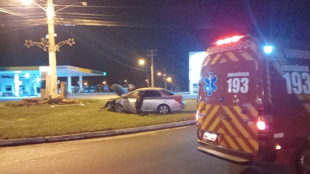 Motorista perde o controle, veículo invade canteiro e destrói monumento