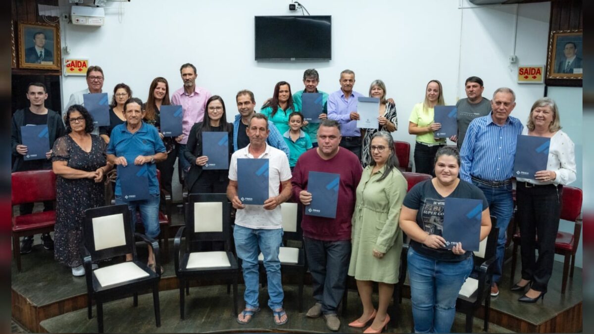 Famílias recebem matrículas de imóveis do projeto REURB na Câmara de Vereadores