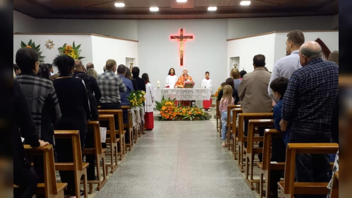 Fiéis prestigiam festa de São Pedro e Nossa Senhora do Perpétuo Socorro