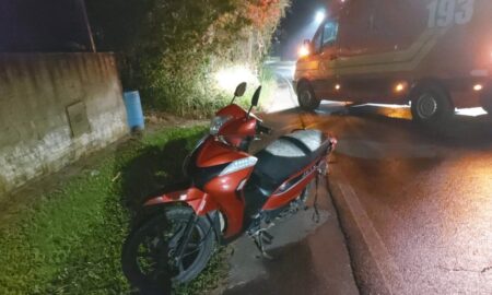 Bombeiros de Morro da Fumaça socorrem motociclista que sofreu queda