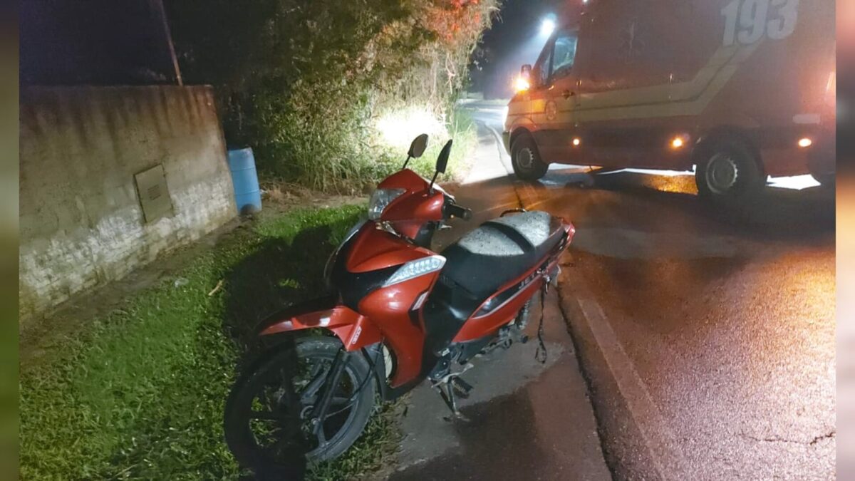 Bombeiros de Morro da Fumaça socorrem motociclista que sofreu queda