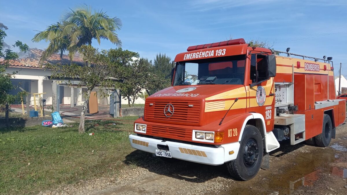 Casa é parcialmente destruída por incêndio no Balneário Esplanada