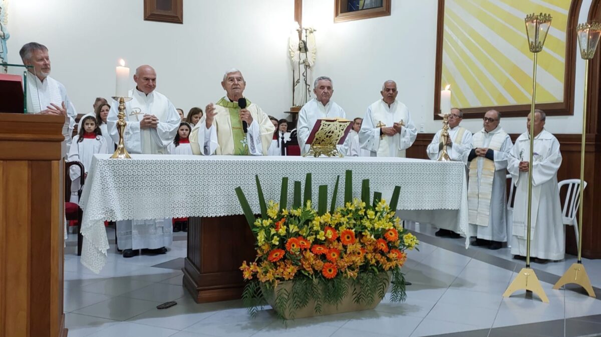 Igreja Matriz São Roque lotada para homenagem a Padre Carlos Weck