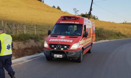 Bombeiros de Morro da Fumaça socorrem mulher na estrada do Rio Vargedo