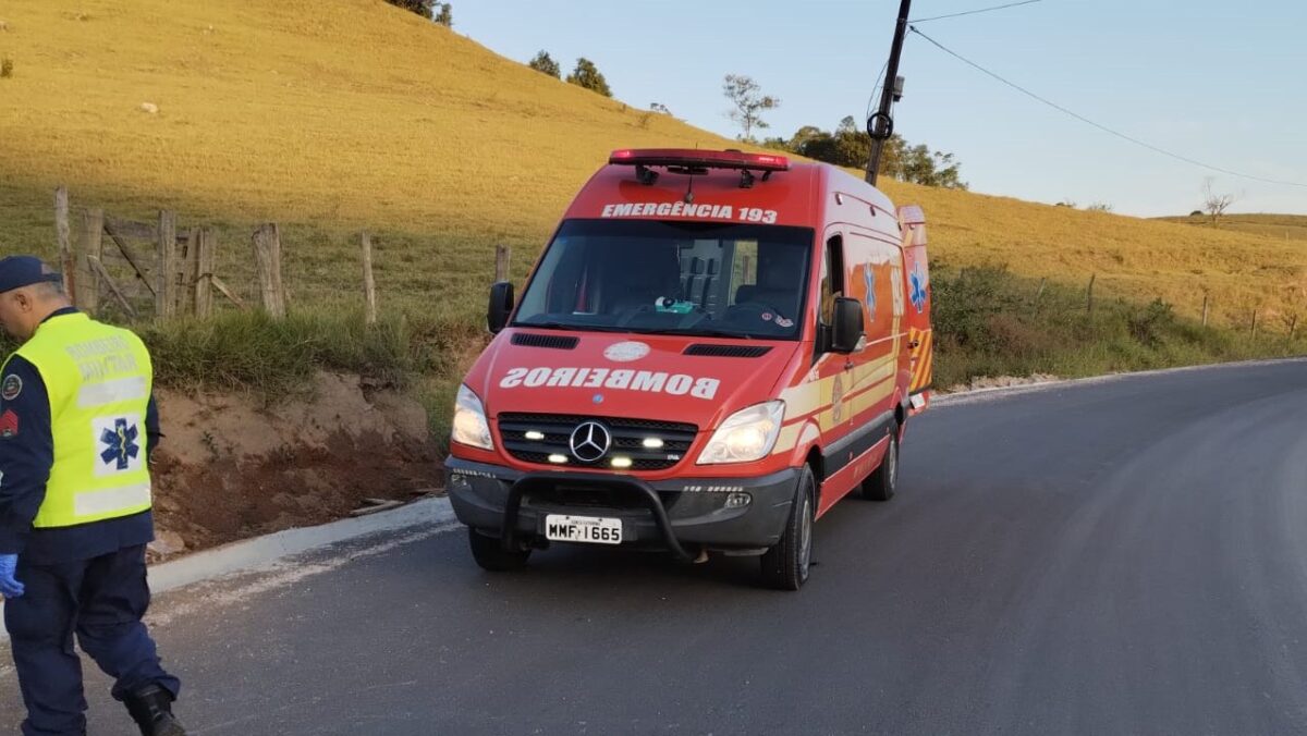 Bombeiros de Morro da Fumaça socorrem mulher na estrada do Rio Vargedo