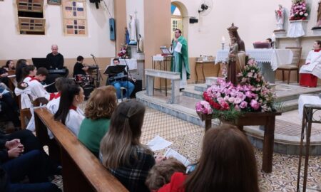 Missa com Padre Vander marca abertura da festa de Nossa Senhora do Carmo