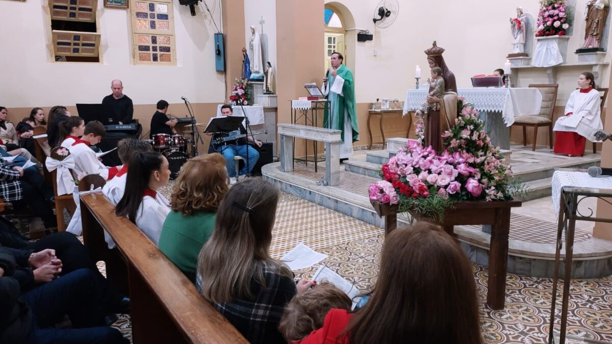 Missa com Padre Vander marca abertura da festa de Nossa Senhora do Carmo