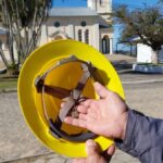 Devoto carrega escapulário de Nossa Senhora do Carmo no capacete