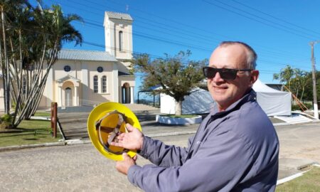 Devoto carrega escapulário de Nossa Senhora do Carmo no capacete