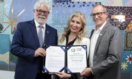 Luciane Ceretta recebe Diploma de Mérito Educacional do Conselho Estadual de Educação