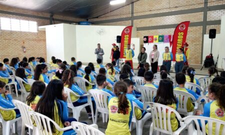 Alunos de Morro da Fumaça aprendem sobre cuidados na água no Projeto Golfinho