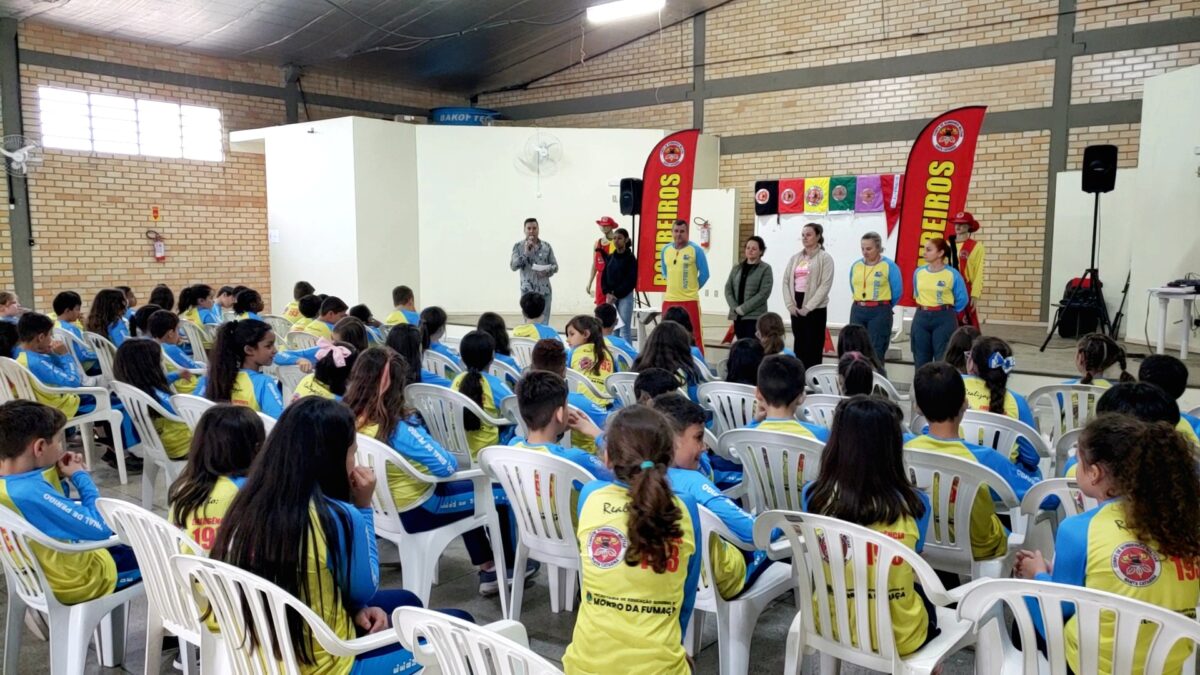 Alunos de Morro da Fumaça aprendem sobre cuidados na água no Projeto Golfinho