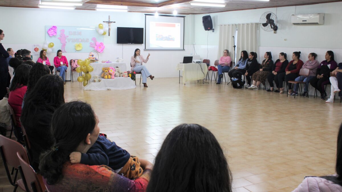 Agosto Dourado: evento incentiva a amamentação e instrui sobre engasgos de bebês