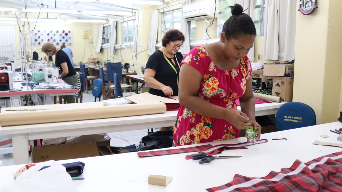 Cursos de Costura Industrial e de Artesanato estão com vagas disponíveis em Morro da Fumaça