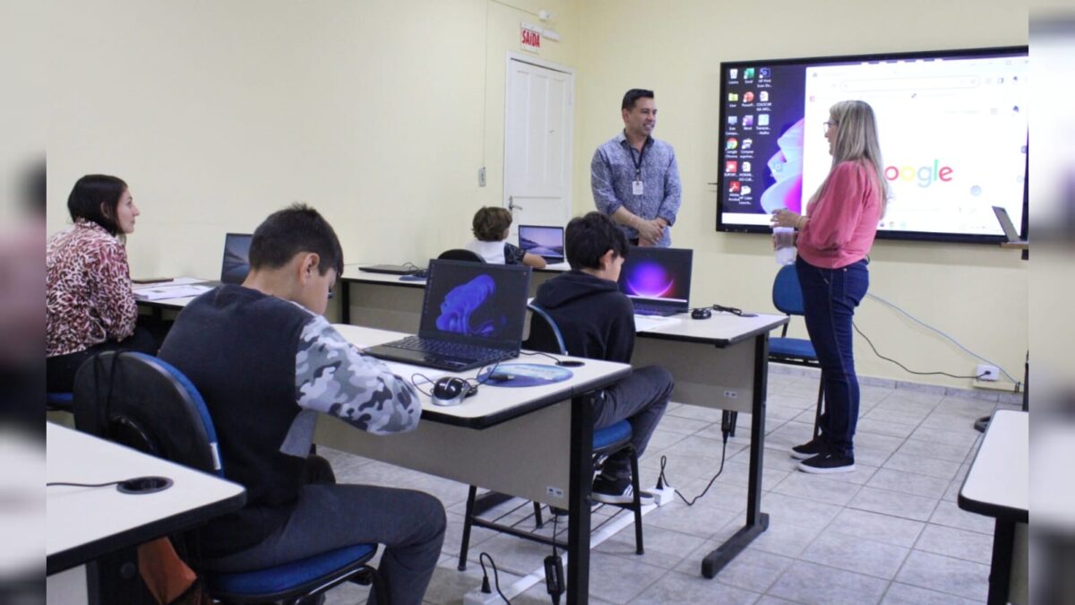 Curso de Informática Básica conta com novos equipamentos em Morro da Fumaça