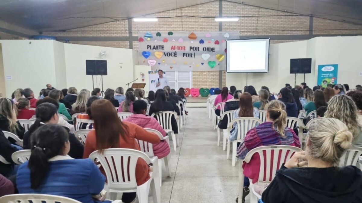 Encontro homenageia profissionais da educação em Morro da Fumaça