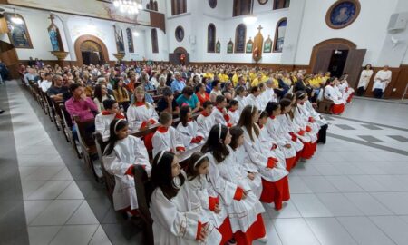 Fiéis lotam igreja para missa em honra a São Roque