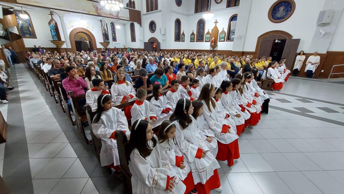 Fiéis lotam igreja para missa em honra a São Roque