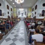 Fiéis lotam igreja para missa em honra a São Roque