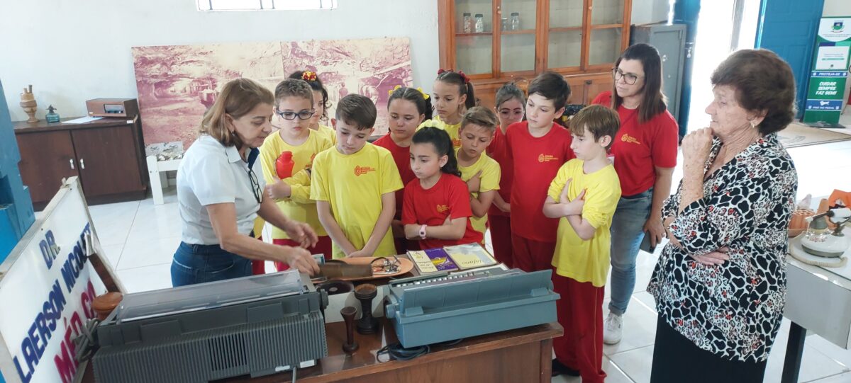 Alunos do Centro Educacional Davi visitam museu de Morro da Fumaça