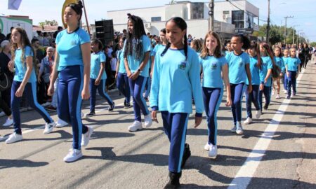 Moradores de Morro da Fumaça prestigiam Desfile Cívico de 7 de Setembro