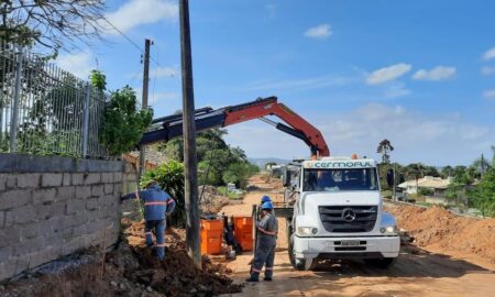 Deslocamento de postes prepara avenida para asfaltamento