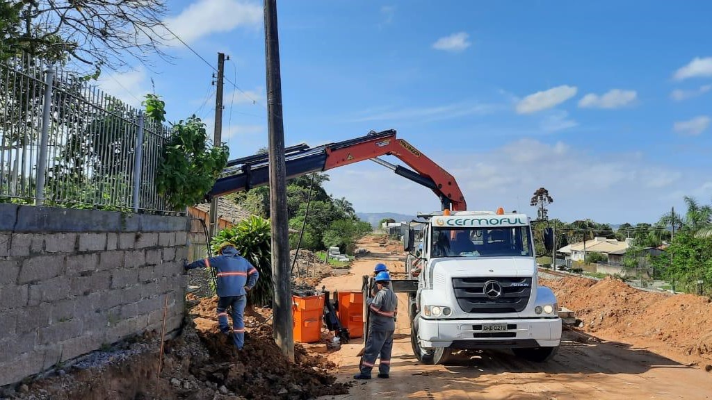 Deslocamento de postes prepara avenida para asfaltamento