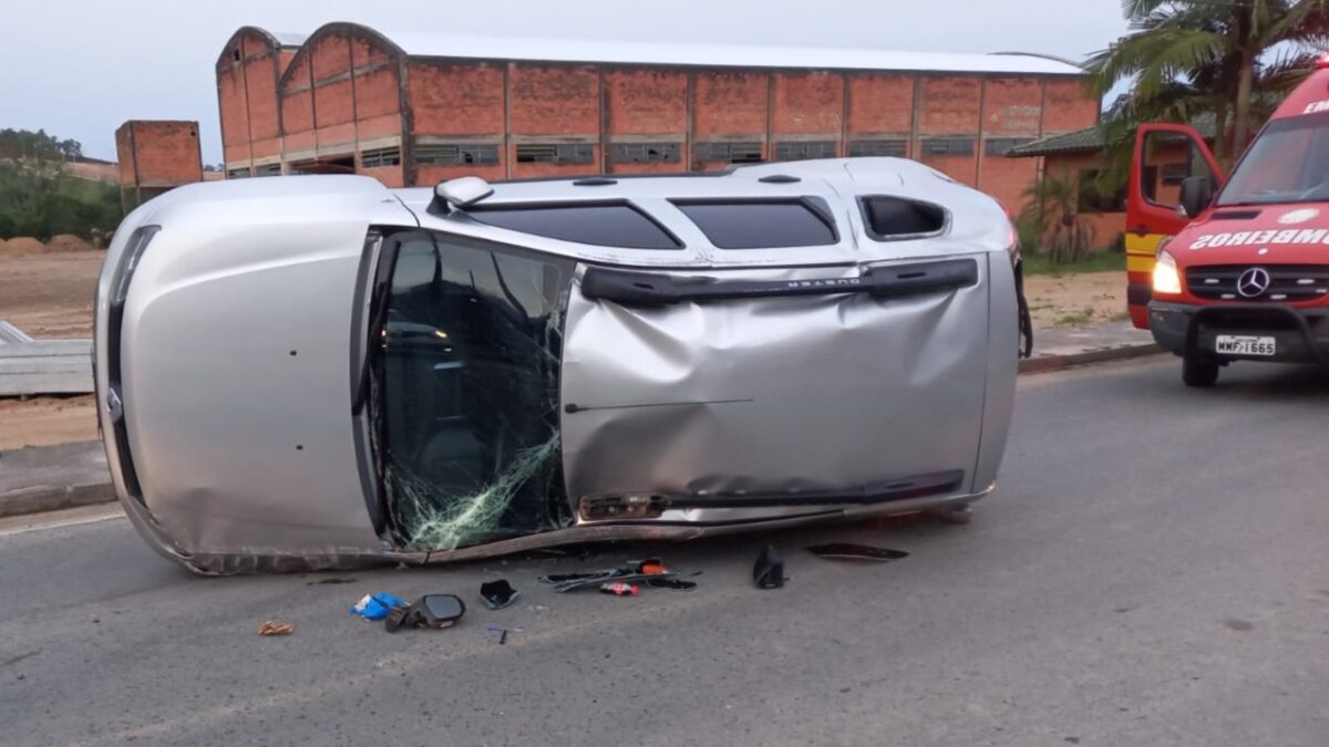 Capotamento deixa uma pessoa ferida na Rodovia Tranquilo Sartor