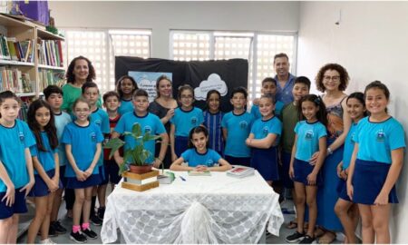 Aluna de Morro da Fumaça realiza o lançamento do seu segundo livro na escola