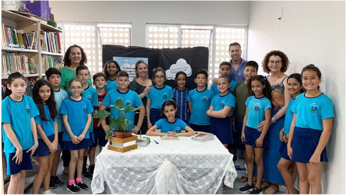 Aluna de Morro da Fumaça realiza o lançamento do seu segundo livro na escola