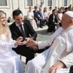 Recém-casados recebem a bênção do Papa Francisco