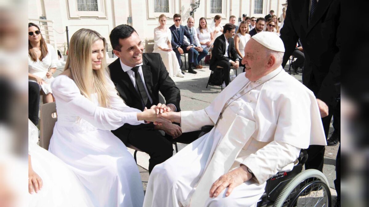 Recém-casados recebem a bênção do Papa Francisco