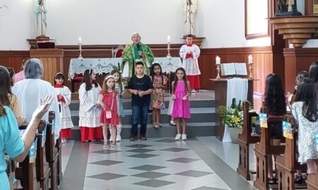 Missa reúne crianças e familiares na Igreja Matriz São Roque