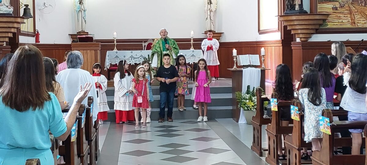 Missa reúne crianças e familiares na Igreja Matriz São Roque