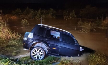 Carro sai da pista ao cruzar rodovia interditada em Morro da Fumaça